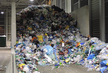 Vytříděný plast před přetříděním.