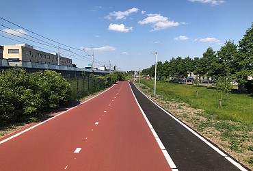 Paráda v Almere, široká stezka a úzký chodník