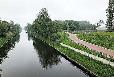 Vody je v Holandsku hodně a skoro kolem každé je stezka