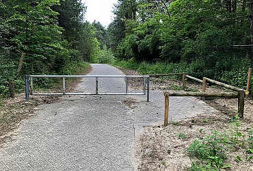 Jaký rozdíl oproti našim závorám s příkopy či keři po obou stranách