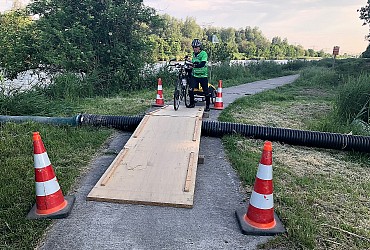 A tady zase provizorní mostek. Já když si vzpomenu, jak jezdím třeba teď přes Koliště, loni přes moravák, vše centrum Brna a tady, na úplné výspě toto!