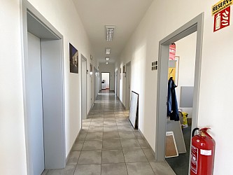 Sklady, kanceláře, parkování a kompletní servis