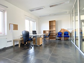 Sklady, kanceláře, parkování a kompletní servis