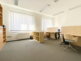 Sklady, kanceláře, parkování a kompletní servis