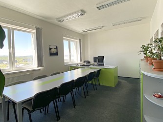 Sklady, kanceláře, parkování a kompletní servis