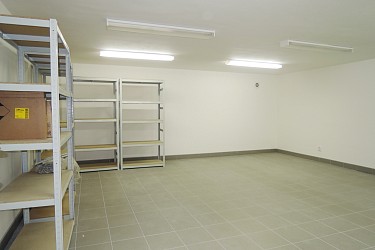Pronájem kanceláře a skladu v komerční budově nedaleko OC Globus