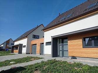 Prodej novostavby rodinného domu se zahradou a garáží,     Ochoz u Brna.