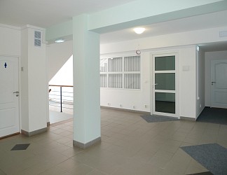 Pronájem dvou kanceláří 33 m2 v komerční budově u OC Globus