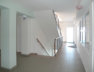 Pronájem dvou kanceláří 33 m2 v komerční budově u OC Globus