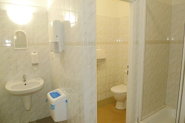Pronájem dvou kanceláří 33 m2 v komerční budově u OC Globus