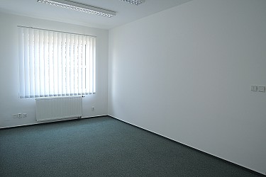 Pronájem dvou kanceláří 33 m2 v komerční budově u OC Globus