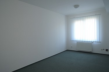 Pronájem dvou kanceláří 33 m2 v komerční budově u OC Globus