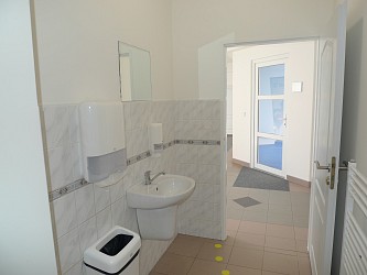 Pronájem dvou kanceláří 33 m2 v komerční budově u OC Globus