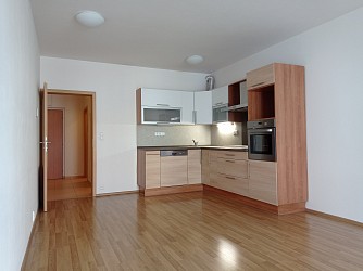 Prodej cihlového bytu 2+kk s balkonem a garážovým stáním, Bystrc Říčanská