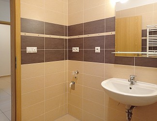 Prodej cihlového bytu 2+kk s balkonem a garážovým stáním, Bystrc Říčanská