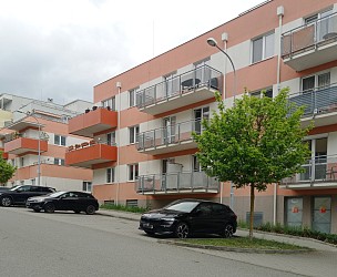 Prodej cihlového bytu 2+kk s balkonem a garážovým stáním, Bystrc Říčanská