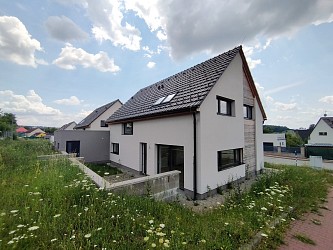 Prodej novostavby rodinného domu se zahradou a garáží, Ochoz u Brna.