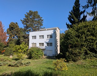 Prodej pozemku 3200 m2  s funkcionalistickou vilou, Mokrá Hora