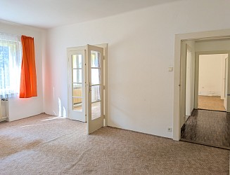 Prodej pozemku 3200 m2  s funkcionalistickou vilou, Mokrá Hora