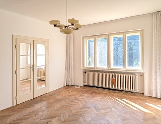 Prodej pozemku 3200 m2  s funkcionalistickou vilou, Mokrá Hora