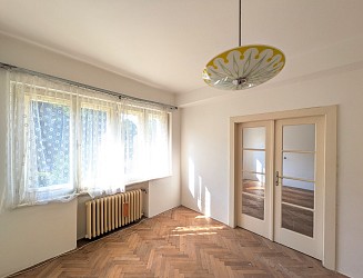 Prodej pozemku 3200 m2  s funkcionalistickou vilou, Mokrá Hora
