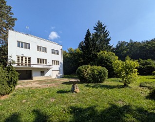 Prodej pozemku 3200 m2  s funkcionalistickou vilou, Mokrá Hora