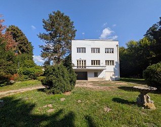 Prodej pozemku 3200 m2  s funkcionalistickou vilou, Mokrá Hora