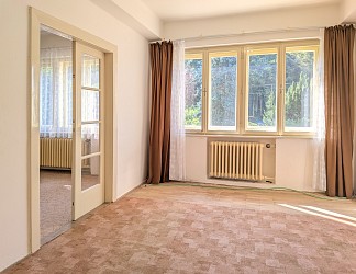 Prodej funkcionalistické vily s pozemkem 3190 m2, Mokrá Hora