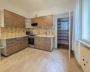 Prodej funkcionalistické vily s pozemkem 3190 m2, Mokrá Hora