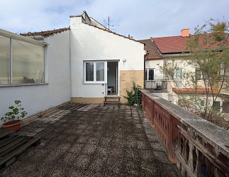 Prodej RD se zahradou, garáží a vydaným SP k přestavbě domu