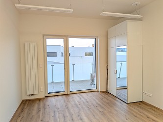 Pronájem 1+kk 33,6 m2, polyfunkční dům Meridiem, Komárovská