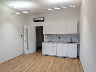 Pronájem 1+kk 33,6 m2, polyfunkční dům Meridiem, Komárovská