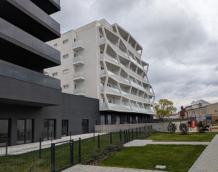 Pronájem 1+kk 33,6 m2, polyfunkční dům Meridiem, Komárovská