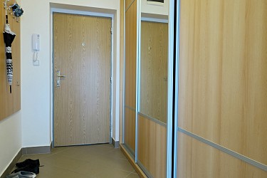 Pronájem bytu 1+kk s balkonem a garážovým stáním – Brno, ul. Dusíkova