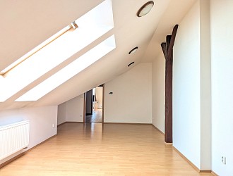 Pronájem podkrovního bytu 84 m2, 2+1 s galerií, Královo Pole Husitská