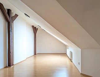 Pronájem podkrovního bytu 84 m2, 2+1 s galerií, Královo Pole Husitská