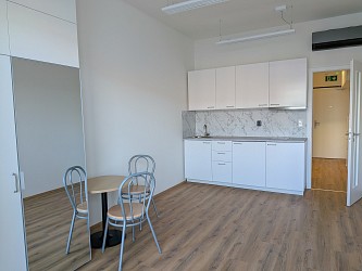 Pronájem kanceláře 27 m2 polyfunkční dům Meridiem, Komárovská
