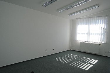 Pronájem kanceláře 17,4 m2 v komerčním objektu u OC Globus.